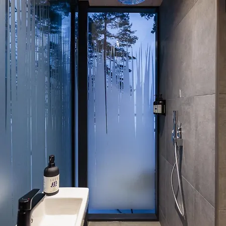 Apartment Oeoed Mirror At Versso *